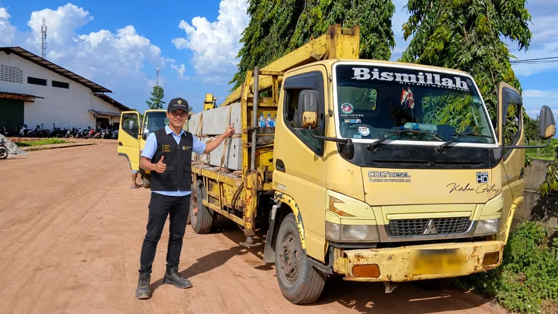 Ilustrasi truk pengiriman panel beton