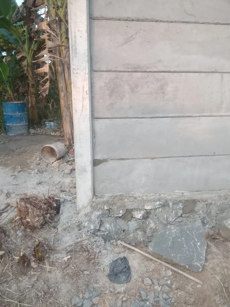 Pagar panel beton terpasang