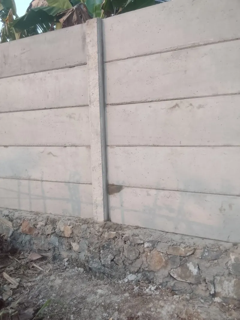 Pagar panel beton terpasang