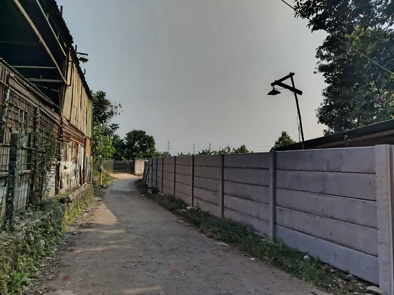 Pagar panel beton terpasang