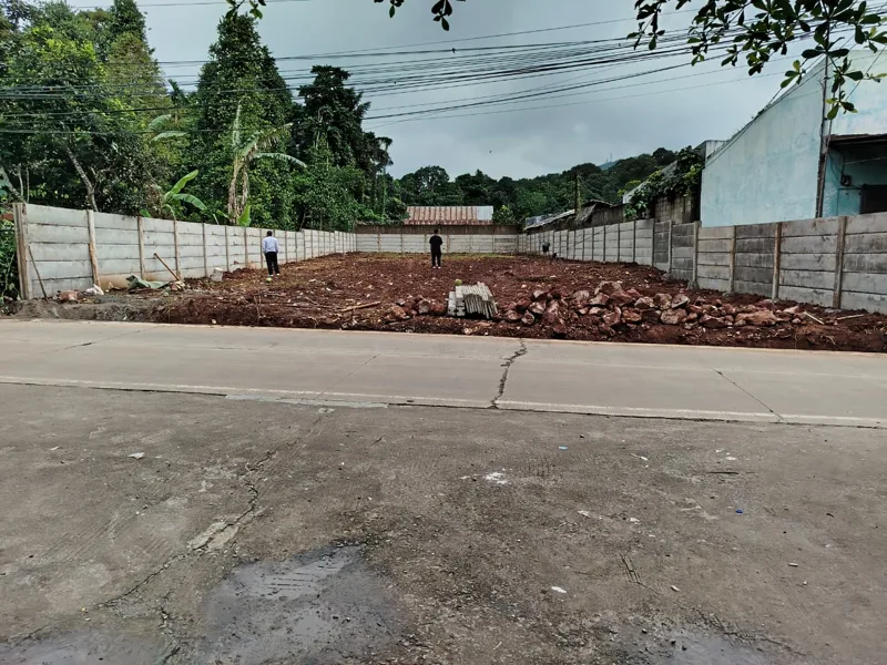 Pagar panel beton terpasang