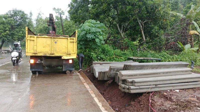 Pagar panel beton terpasang