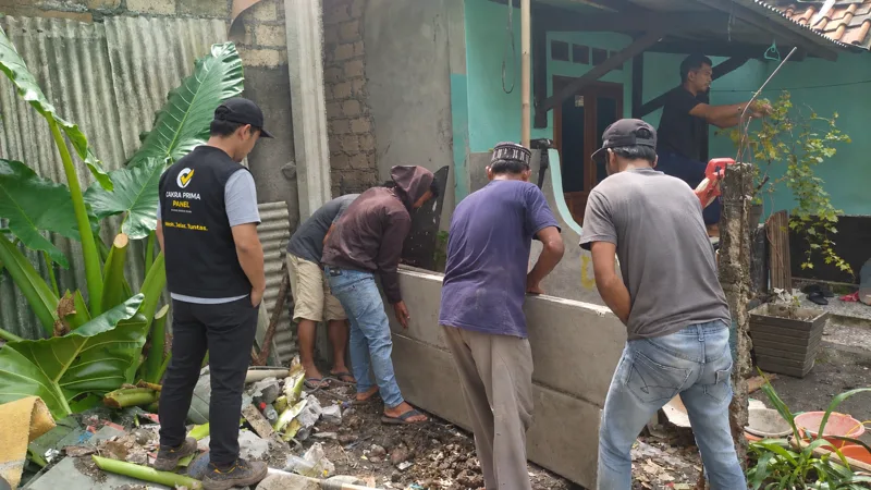 Pagar panel beton terpasang