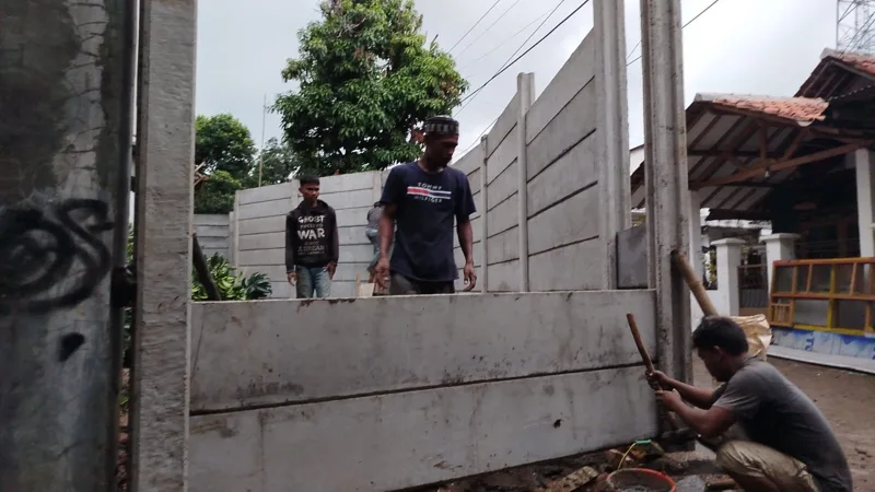 Pagar panel beton terpasang
