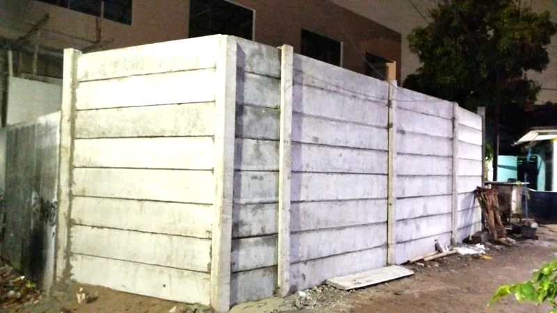 Pagar panel beton terpasang