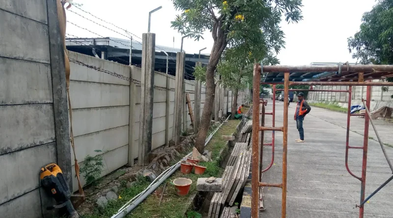 Pagar panel beton terpasang